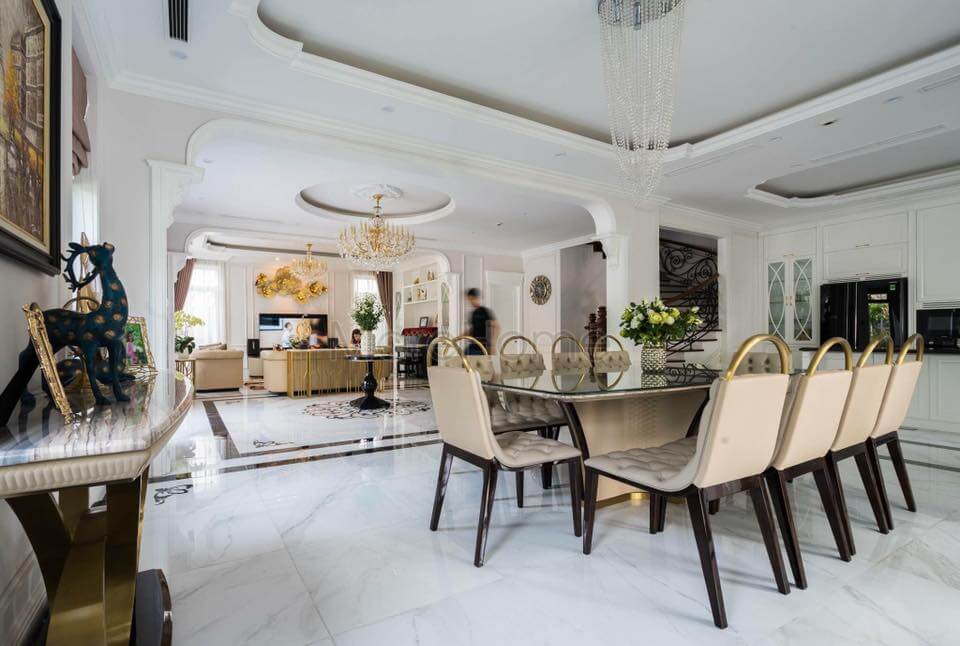 Bàn ghế ăn tân cổ điển được đặt ngay trung tâm phòng ăn biệt thự  Thiết kế nội thất phòng ăn biệt thự